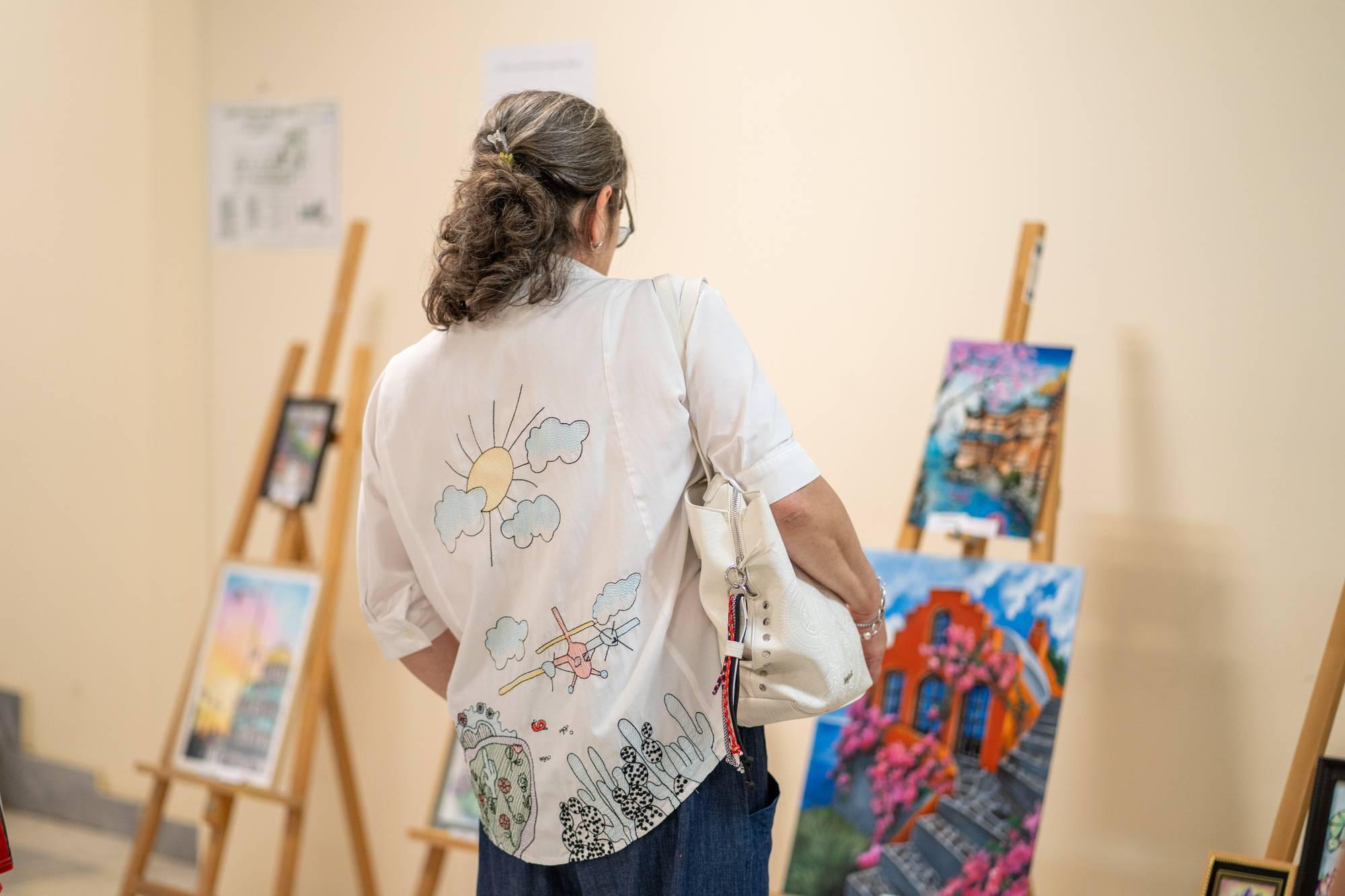 Теменужка Маринова подреди с благотворителна цел самостоятелна изложба живопис в Община Мездра 